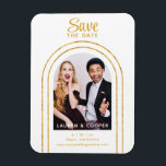 Ímã Salve A Data Dourada Na moda Moderna Negra<br><div class="desc">Salve a data em que os magnetos modernos de casamento com Na moda preto Dourado apresentam o seu arco de ouro de dentro favorito em um fundo branco. Personalize com seu texto editando o texto nas caixas de texto fornecidas. Projetado para você por ©Evco Studio www.zazzle.com/store/evcostudio</div>