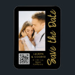 Ímã Salve A Data Dourada Na moda Moderna Negra<br><div class="desc">Salve a data em que o Na moda Dourado Script Modern Wedding Magnets apresenta um fundo preto com a sua fotografia personalizada. Personalize com seu texto editando o texto nas caixas de texto fornecidas e adicione o URL do seu site para o seu código QR personalizado. Projetado para você por...</div>