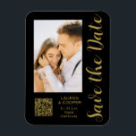 Ímã Salve A Data Dourada Na moda Moderna Negra<br><div class="desc">Salve a data em que o Na moda Dourado Script Modern Wedding Magnets apresenta um fundo preto com a sua fotografia personalizada. Personalize com seu texto editando o texto nas caixas de texto fornecidas e adicione o URL do seu site para o seu código QR personalizado. Projetado para você por...</div>