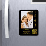 Ímã Salve A Data Dourada Na moda Moderna Negra<br><div class="desc">Salve a data em que o Na moda Dourado Script Modern Wedding Magnets apresenta um fundo preto com a sua fotografia personalizada. Personalize com seu texto editando o texto nas caixas de texto fornecidas e adicione o URL do seu site para o seu código QR personalizado. Projetado para você por...</div>