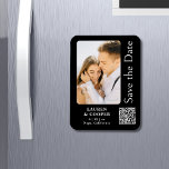 Ímã Salve A Data Dourada Na moda Moderna Negra<br><div class="desc">Salve a data em que o Na moda Dourado Script Modern Wedding Magnets apresenta um fundo preto com a sua fotografia personalizada. Personalize com seu texto editando o texto nas caixas de texto fornecidas e adicione o URL do seu site para o seu código QR personalizado. Projetado para você por...</div>