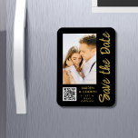 Ímã Salve A Data Dourada Na moda Moderna Negra<br><div class="desc">Salve a data em que o Na moda Dourado Script Modern Wedding Magnets apresenta um fundo preto com a sua fotografia personalizada. Personalize com seu texto editando o texto nas caixas de texto fornecidas e adicione o URL do seu site para o seu código QR personalizado. Projetado para você por...</div>