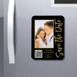 Ímã Salve A Data Dourada Na moda Moderna Negra<br><div class="desc">Salve a data em que o Na moda Dourado Script Modern Wedding Magnets apresenta um fundo preto com a sua fotografia personalizada. Personalize com seu texto editando o texto nas caixas de texto fornecidas e adicione o URL do seu site para o seu código QR personalizado. Projetado para você por...</div>