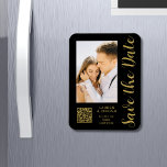 Ímã Salve A Data Dourada Na moda Moderna Negra<br><div class="desc">Salve a data em que o Na moda Dourado Script Modern Wedding Magnets apresenta um fundo preto com a sua fotografia personalizada. Personalize com seu texto editando o texto nas caixas de texto fornecidas e adicione o URL do seu site para o seu código QR personalizado. Projetado para você por...</div>