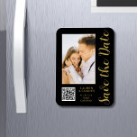 Ímã Salve A Data Dourada Na moda Moderna Negra<br><div class="desc">Salve a data em que o Na moda Dourado Script Modern Wedding Magnets apresenta um fundo preto com a sua fotografia personalizada. Personalize com seu texto editando o texto nas caixas de texto fornecidas e adicione o URL do seu site para o seu código QR personalizado. Projetado para você por...</div>