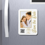 Ímã Salve A Data Dourada Na moda Moderna Negra<br><div class="desc">Salve a data em que o Na moda Dourado Script Modern Wedding Magnets apresenta um fundo preto com a sua fotografia personalizada. Personalize com seu texto editando o texto nas caixas de texto fornecidas e adicione o URL do seu site para o seu código QR personalizado. Projetado para você por...</div>