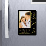 Ímã Salve A Data Dourada Na moda Moderna Negra<br><div class="desc">Salve a data em que o Na moda Dourado Script Modern Wedding Magnets apresenta um fundo preto com a sua fotografia personalizada. Personalize com seu texto editando o texto nas caixas de texto fornecidas. Projetado para você por ©Evco Studio www.zazzle.com/store/evcostudio</div>
