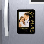 Ímã Salve A Data Dourada Na moda Moderna Negra<br><div class="desc">Salve a data em que o Na moda Dourado Script Modern Wedding Magnets apresenta um fundo preto com a sua fotografia personalizada. Personalize com seu texto editando o texto nas caixas de texto fornecidas. Projetado para você por ©Evco Studio www.zazzle.com/store/evcostudio</div>