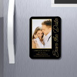 Ímã Salve A Data Dourada Na moda Moderna Negra<br><div class="desc">Salve a data em que as placas modernas de casamento Douradas de Na moda preto apresentam um fundo preto com a sua foto personalizada. Personalize com seu texto editando o texto nas caixas de texto fornecidas. Projetado para você por ©Evco Studio www.zazzle.com/store/evcostudio</div>