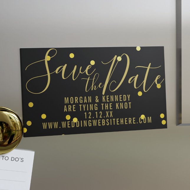 Imã salve a data Magnética de Confetti Dourada Pre (A black and gold confetti style Save the Date magnet with space for your wedding details)