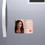 Ímã Salve a festa de formatura de fotos de Data em bra<br><div class="desc">Uma placa de Imã salve a data fotográfica para uma festa de formatura. Na frente: adicione sua própria foto vertical do formando. Um rosa dourado, cor de fundo embaçada, decorado com estrelas douradas falsas. Personalize e adicione um nome e data. O nome e o texto: Salvar a Data são escritos...</div>