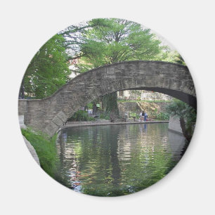 Imã San Antonio constrói uma ponte sobre Riverwalk