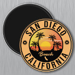Imã San Diego California Vacation Souvenirs<br><div class="desc">San Diego California. Este design retro faz um excelente de Natal ou presente de aniversário para fãs de San Diego Beach. O retroverão vibes design é um presente perfeito para amantes de viagem e fãs de destinos tropicais.</div>