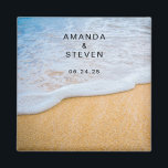 Imã Sandy Beach com Surf Foamy Casamento Salve a Data<br><div class="desc">Casamento salve o ímã de encontro com uma fotografia de uma praia ouro marrom arenosa com surf branco de espuma.</div>