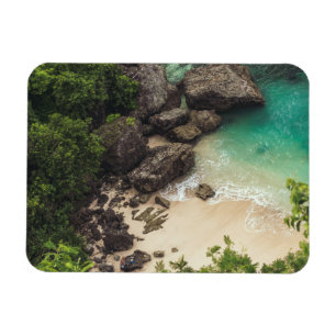 Ímã Sandy Beach Cove com Árvores Verdes, Rochas e Oce