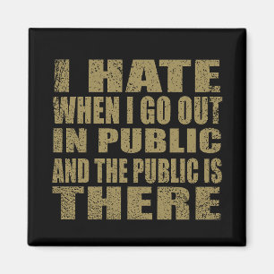 Imã sarcástico engraçado e introvertido