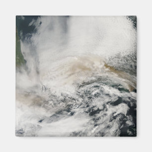 Imã Sarychev Pico soprando através do mar de Okhotsk