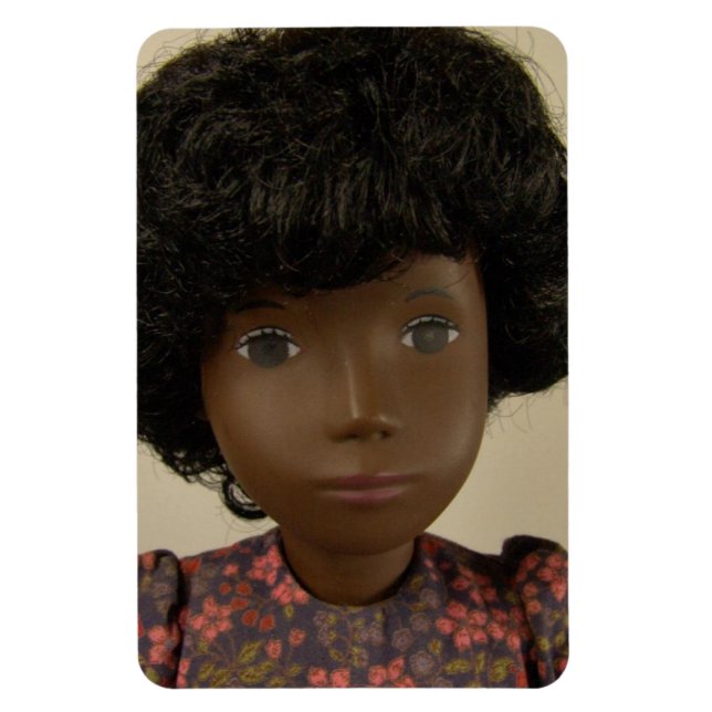 Ímã Sasha Puppe / Sasha Doll Premium Flexi Magnet (Vertical)