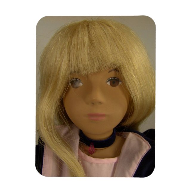 Ímã Sasha Puppe / Sasha Doll Premium Flexi Magnet (Vertical)