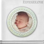 Imã Satin Damask Pastel Green Baby Magnet<br><div class="desc">Um maravilhoso ímã verde pastel com sua própria foto do bebê (ou outra) enquadrado por um design de estrela brilhante de satin em um fundo úmido. Você pode editar o texto, adicionar mais texto ou excluir todo o texto. Se você escolher o tamanho quadrado, terá mais espaço para texto. Bonita...</div>