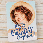 Ímã Saudação de Aniversário da Foto Personalizada e Le<br><div class="desc">A design é moderna e simples. Adicione uma foto personalizada do celebrante de aniversário e adicione seu nome.</div>