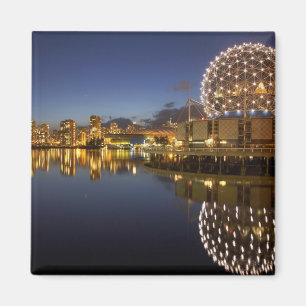 Imã Science World e CBD refletidos em False Creek,
