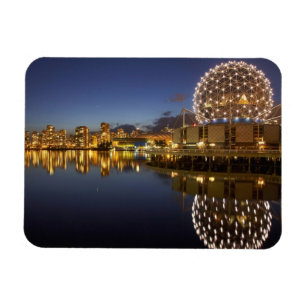Ímã Science World e CBD refletidos em False Creek,