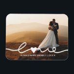 Ímã Script de Casamento de Amor | Presente de Imagem F<br><div class="desc">Adicione sua melhor foto de casamento ou casal e mensagem personalizada a este elegante ímã de fotos. Ele tem um guião gráfico moderno,  escrito à mão,  com um coração de amor desenhado pela mão branca. Uma manutenção especial para familiares e amigos.</div>