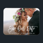 Ímã Script de Pincel Moderno Salva nossa Foto de Data<br><div class="desc">Script de Pincel Moderno Salve Nosso Magnet de Fotografias do Casal de Noivado de Data</div>