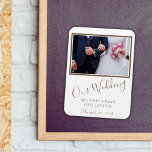 Ímã Script Elegante De Foto De Casamento<br><div class="desc">Uma foto elegante do casamento saboreia o imã das memórias com a sua foto de casamento, o nome da noiva e do noivo e a data do casamento. Você pode mudar facilmente o texto e a foto. Fonte do script de tendência. Um presente de memória de casamento excelente para sua...</div>