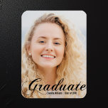 Ímã Script Flourish preto de foto do Formando Elegante<br><div class="desc">Formando escrito em elegante caligrafia negra sobre sua foto de retrato de mais velho faz um belo e minimalista cartão de imã de anúncio de graduação. Personalize com seu nome e segundo grau ou classe universitária de 2025 sob a tipografia cursiva nesses cartões magnéticos de formando de camada de texto...</div>