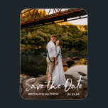 Ímã Script manuscrito Salvar a foto do Casal de data<br><div class="desc">Script Moderno Trendy Manuscrito Salvar O Magnete Fotográfico de Anúncio do Noivado de Data</div>