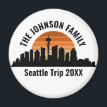 Imã Seattle Skyline Sunset Férias Personalizadas da Fa<br><div class="desc">Legal ímãs de Seattle,  personalizados,  com o horizonte da cidade ao pôr do sol. Uma silhueta dos prédios da cidade em Washington,  incluindo a agulha espacial acima de seu texto personalizado para suas férias familiares.</div>