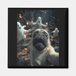 Imã Selfie Engraçado de Pug com Fantasmas na Floresta