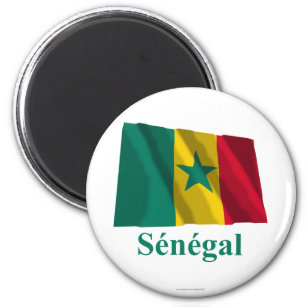 Imã Senegal acenando bandeira com nome em francês