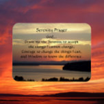 Ímã Serenity Prayer Orange Seascape Sunset<br><div class="desc">Um ímã decorativo,  flexível e de 3 x 4 polegadas para casa ou escritório,  com a imagem fotográfica de um pôr do sol dramático,  cor de laranja,  juntamente com as palavras inspiradoras da Oração Serenitária. Faz um presente ponderado para familiares e amigos!</div>