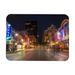 Ímã Sexta Rua Em Dusk No Centro Austin, Texas