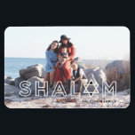 Ímã Shalom Star Hanukkah Magnet<br><div class="desc">Esta Foto Hanukkah Magnet,  com a palavra Shalom e a Estrela de David,  é um presente perfeito para esta temporada de festas. Procure por coordenar produtos da Parcel Studios.</div>