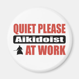 Imã Silêncio por favor Aikidoist no trabalho