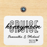 Ímã Simples personalização do Cruise Honeymoon<br><div class="desc">Este design pode ser personalizado na área fornecida pela alteração da foto e/ou do texto. Ou pode ser personalizado clicando em Personalizar este Modelo e, em seguida, escolhendo o clique para personalizar mais a opção e excluir ou alterar a cor do plano de fundo, adicionar texto, alterar a cor ou...</div>