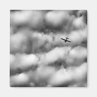 Imã Small Airplane Flying in Cloudy Sky Photo