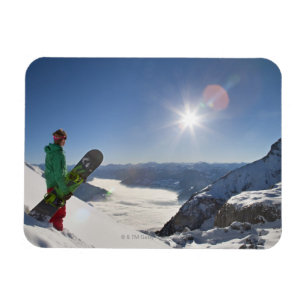 Ímã Snowboarder que olha da parte superior da montanha