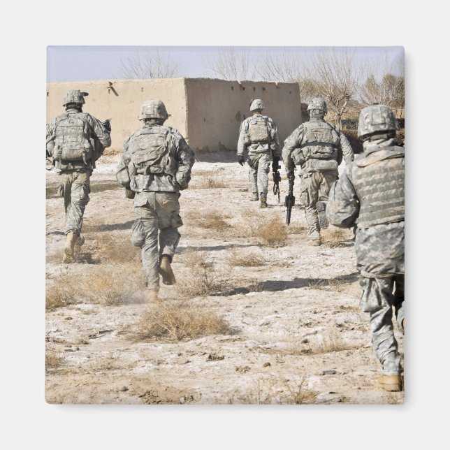 Imã soldados respondem a um ataque de armas ligeiras (Frente)