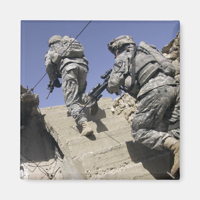 Imã Soldados subindo escada de um prédio (Frente)