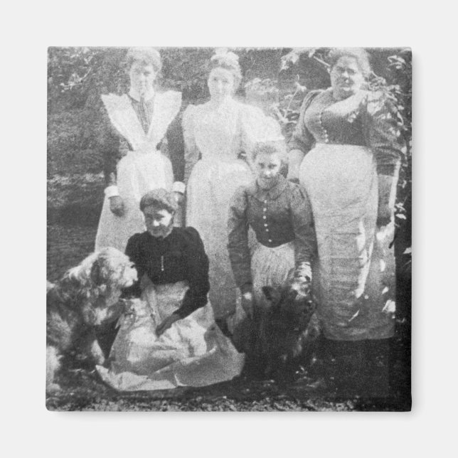 Imã Sophia Farrell e empregadas, 1899 (Frente)