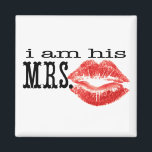 Imã Sou a Sra. Dele.<br><div class="desc">Eu sou a Vinha Nadada da Senhora Velho do Campo de Madeira Eu sou a Vinha Nadada. Coloque isso em Vinhas de Picolé para uma bela foto do seu dia de casamento ou uma decoração divertida de mesas ou um fio colado nas cartas para pendurar nas suas cadeiras na recepção....</div>