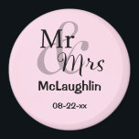 Imã Sr. & Sra. Personalizada Nomes de Casal de Casamen<br><div class="desc">Imagem personalizada para o casal feliz com apelido e data de casamento. A cor de fundo é personalizável.</div>