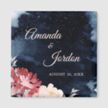 Imã Starry Night Floral Wedding Magnet<br><div class="desc">Este imã de casamento da Starry Night Floral inspira ou um tema de verão da meia-noite ou um tema de inverno escuro da neve, fazer um design sazonalmente versátil. A aquarela azul-marinho, quase negra, com uma estrela celeste ou floco de neve encheu o céu, combinada com o pop de flores...</div>