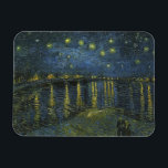 Ímã Starry Night no Rhone, Vincent van Gogh<br><div class="desc">Starry Night (setembro de 1888), vulgarmente conhecida como Starry Night Over the Rhone, é uma das pinturas de Arles de Vincent van Gogh à noite. Foi pintado no banco do Ródano que foi apenas uma caminhada de um ou dois minutos da Casa Amarela no Place Lamartine, que Van Gogh estava...</div>