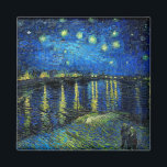 Imã Starry Night Over the Rhone por Vincent Van Gogh<br><div class="desc">Starry Night Over the Rhone,  por Vincent Van Gogh. Esta é uma antiga obra-prima do pintor mestre holandês Vincent Van Gogh. Esta pintura fina tem uma cor bela,  vibrante e saturada. Vincent Van Gogh era um pintor impressionista holandês. Esta pintura foi pintada nas margens de Rhone,  na França.</div>